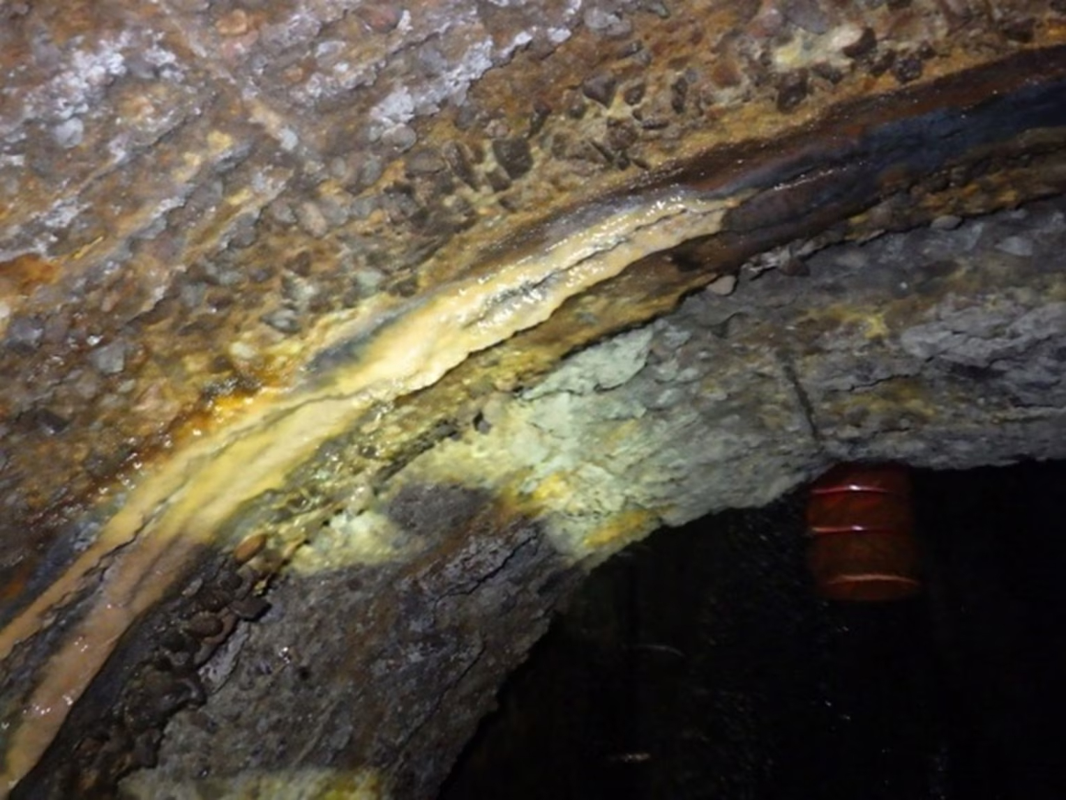 骨材露出、流水確認